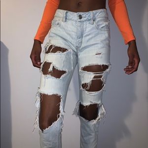 Light wash distressed American eagle mom jeans